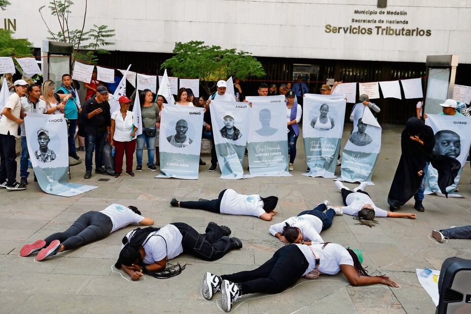 Asistentes a un p e r fo r m a n ce en Medellín, que rechazó los asesinatos de los grupos guerrilleros. Foto: Luis Eduardo Noriega | EFE