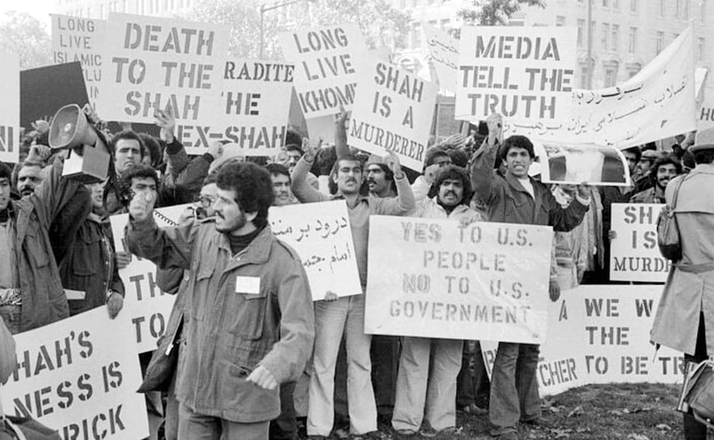 Las manifestaciones islámicas no se limitaron a Irán: estudiantes ocuparon la Estatua de la Libertad en Nueva York y colgaron un cartel que decía “Sha Murderer”; también hubo protestas de residentes iraníes frente al hospital donde el depuesto sha estaba en tratamiento. Foto: Wikimedia Commons.