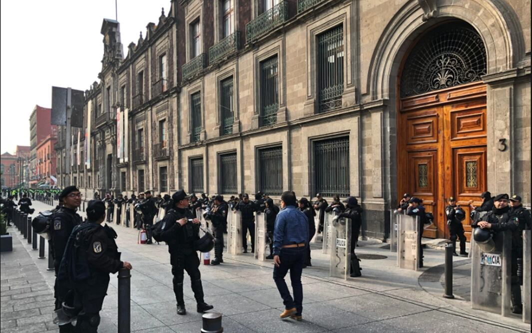 Policías capitalinos resguardan los alrededores de Palacio Nacional, el jueves 22 de mayo de 2025, después que ayer maestros de la CNTE bloquearon los accesos al recinto histórico. Foto: Diego Simón Sánchez/EL UNIVERSAL