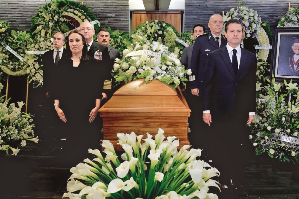 El presidente Enrique Peña Nieto, acompañado de Salvador Cienfuegos, titular de la Sedena; Tuffic Miguel, director del IMSS; José Meljem, subsecretario de Salud; Vidal Francisco Soberón, titular de Semar, y de Florentino Castro, director del ISSSTE.