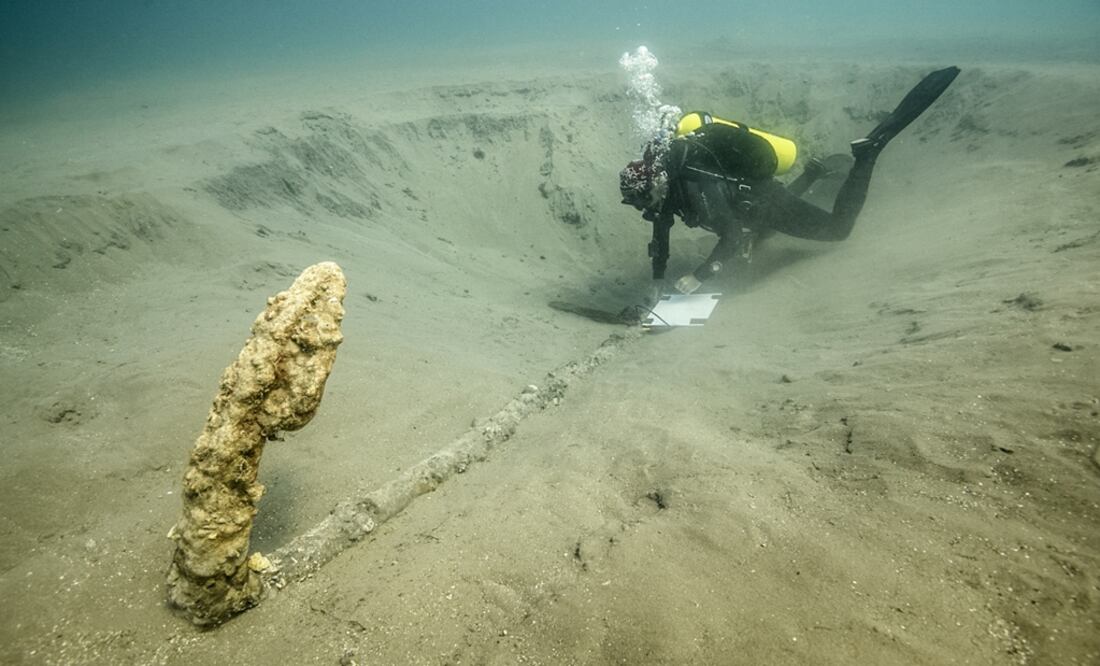 According to doctor Roberto Junco Sánchez, head of INAH’s Underwater Archeology Subdirectorate (SAS), the anchor, which was found 12 meters below surface, is of European origin - Photo: INAH