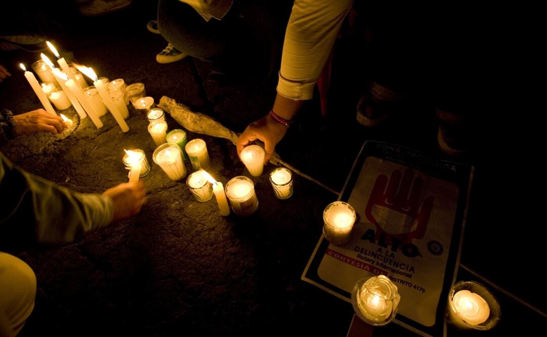 Protesters light candles at Zocalo square – Photo: Eduardo Verdugo/AP