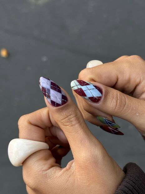 Uñas con diseño argyle en acabado pulido, combinando rombos contrastantes y líneas finas. Foto: Instagram @chummy.nails