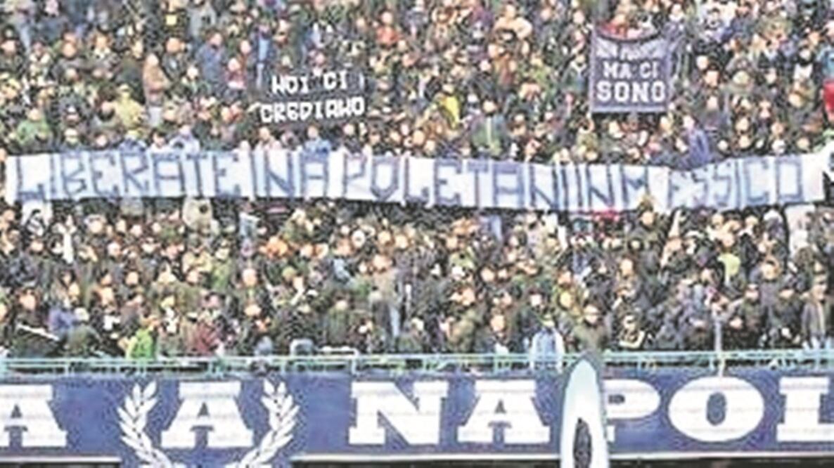 Por la desaparición de tres italianos, en un partido en Italia desplegaron una manta con la leyenda “Liberen a los napolitanos en México” hace un año. TOMADA DE TWITTER