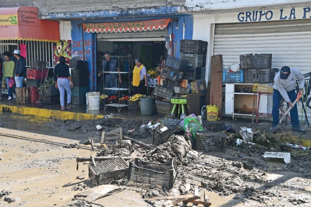 Daños. La tarde-noche del miércoles el fuerte afluente arrastró autos y enseres de comercios locales. Foto: ARCHIVO EL UNIVERSAL