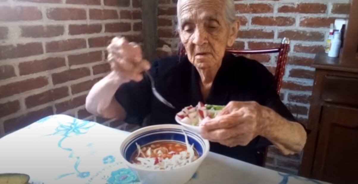 Abuelita youtuber pide que vean sus videos para sobrevivir 