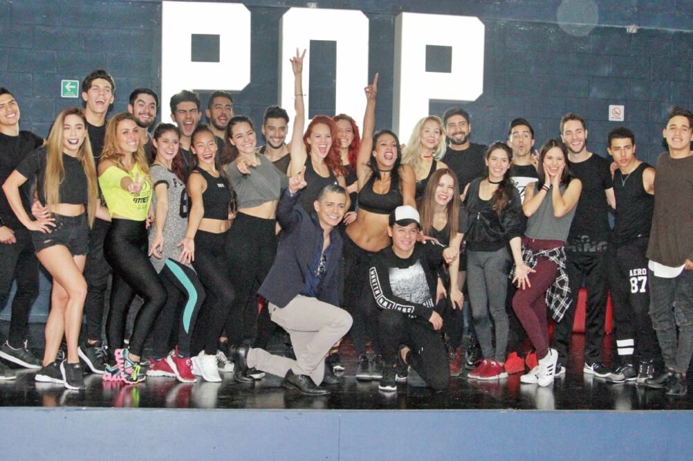 Cincuenta bailarines se preparan para interactuar en el escenario y con el holograma de El Divo de Juárez (CARLOS MEJÍA. EL UNIVERSAL)