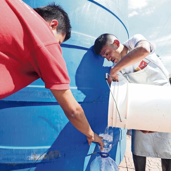 En las alcaldías de Miguel Hidalgo, Cuauhtémoc y Azcapotzalco los vecinos tuvieron la necesidad de abastecerse en los tinacos públicos que instaló el Gobierno. 2 mil 500. FOTO: IRVIN OLIVARES. EL UNIVERSAL