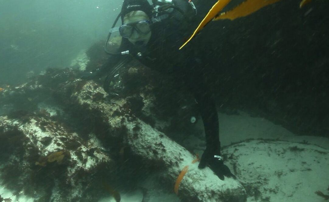 Uno de los buzos del equipo de especialistas en el lugar en el que encontraron una embarcación esclavista con destino a Brasil que naufragó hace más de 200 años en la costa de Ciudad del Cabo. FOTO: EFE
