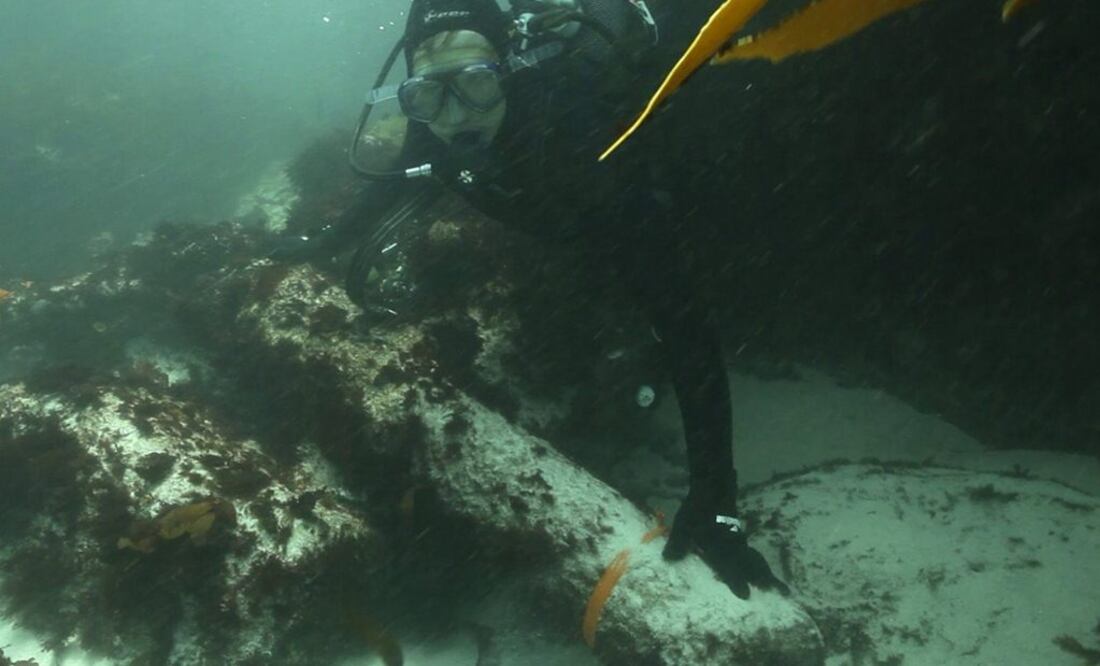 Uno de los buzos del equipo de especialistas en el lugar en el que encontraron una embarcación esclavista con destino a Brasil que naufragó hace más de 200 años en la costa de Ciudad del Cabo. FOTO: EFE