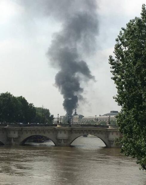 Registran incendio en fachada del Museo del Louvre