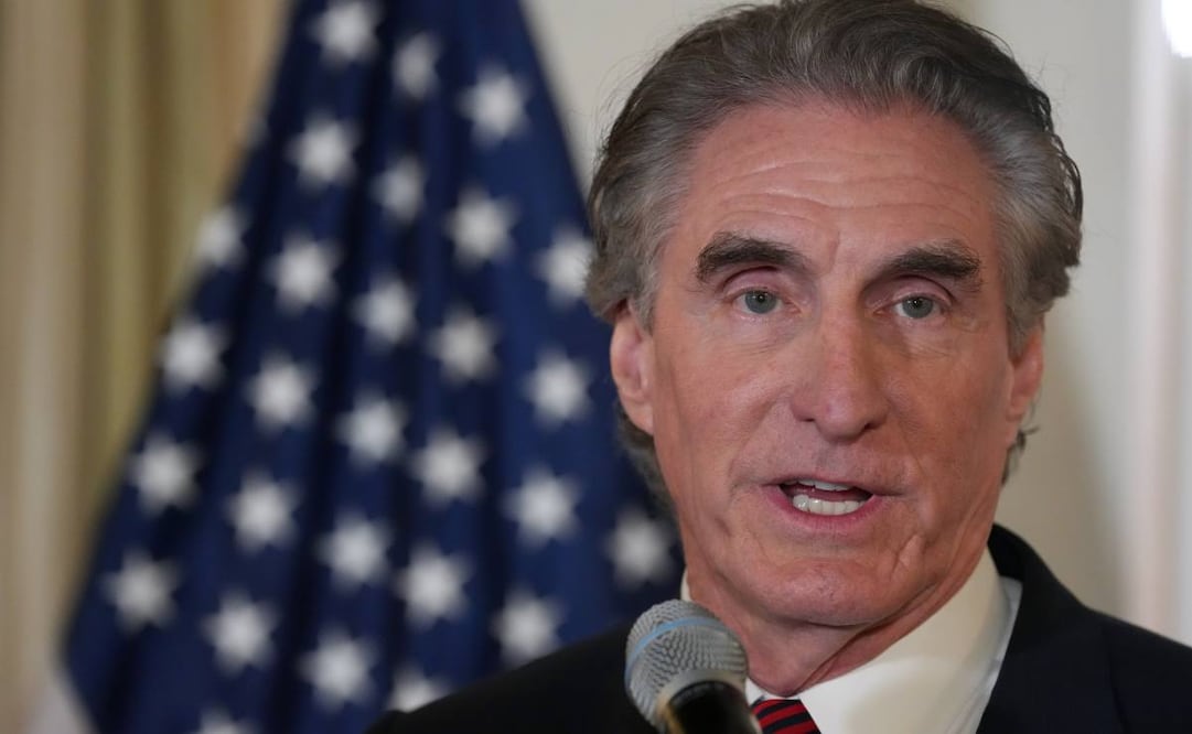 Doug Burgum, Secretario del Interior, pronuncia un discurso en la recepción del Foro Ministerial y Empresarial sobre Seguridad Energética del Indo-Pacífico en la residencia del embajador de Estados Unidos el viernes 13 de marzo de 2026 en Tokio. Foto: AP