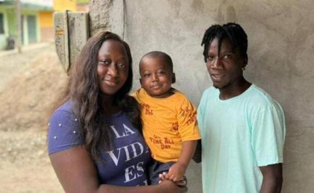 Yanfry posa en medio de su mamá, Tatiana Quiñones, y de su tío y representante, Bernardo Díaz. Foto: cortesía Bernardo Díaz