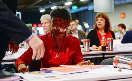 Opositora recibe pastelazo en Alemania 