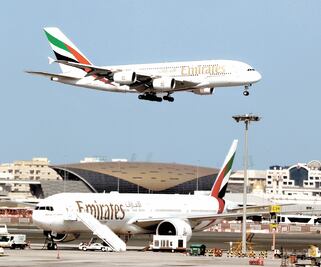 Emirates aterriza hoy en México con polémica
