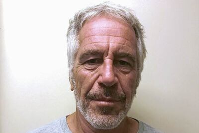 Revelan fotos del magnate Jeffrey Epstein tras ser hallado muerto en su celda