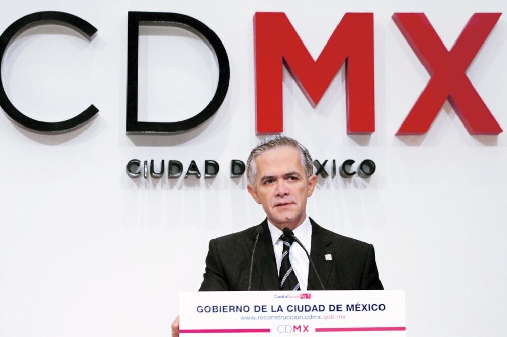 El mandatario dio su reporte matutino a las 9:00 horas de ayer portando un traje negro, camisa blanca y corbata a rayas negras y grises. (CDMX)