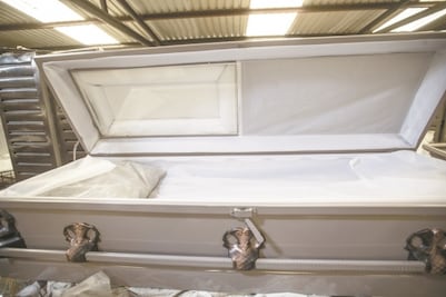 Dejan a joven muerto dentro de un ataúd en la puerta de su madre en Guanajuato; presentaba signos de violencia 