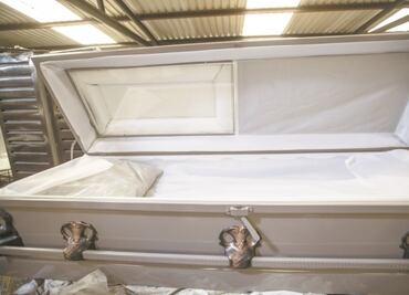 Dejan a joven muerto dentro de un ataúd en la puerta de su madre en Guanajuato; presentaba signos de violencia