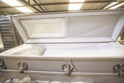 Dejan a joven muerto dentro de un ataúd en la puerta de su madre en Guanajuato; presentaba signos de violencia