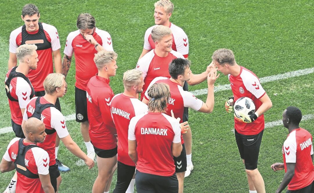 Los daneses necesitan un empate para clasificar a octavos de final. (ABEDIN TAHERKENAREH. EFE)