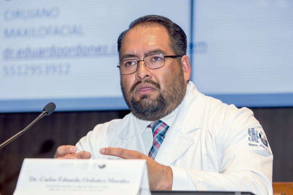 Carlos Eduardo Ordóñez Morales, coordinador de la Unidad Médico, Quirúrgica del Hospital Juárez, explicó el procedimiento realizado para extirpar el tumor, reconstruir y rehabilitar al paciente. (CAMILA MATA. EL UNIVERSAL)