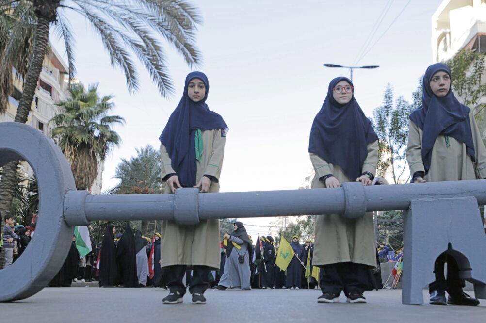 Jóvenes mujeres simpatizantes del Hezbolá protestaron en Beirut con una llave simbólica contra la decisión de EU de reconocer a Jerusalén capital de Israel (AFP)