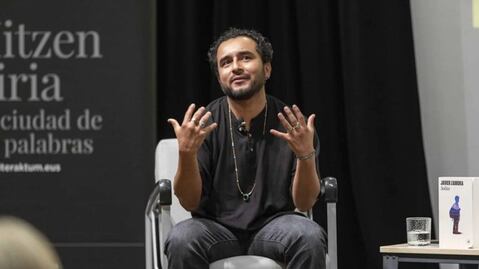 “Deportado se ha convertido en sinónimo de criminal y no es así”: entrevista a Javier Zamora 