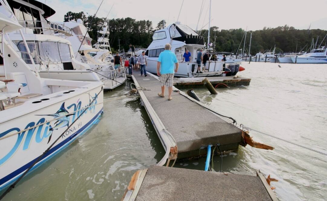 Un volcán submarino entró en erupción cerca de la nación de Tonga, y envió olas de tsunami que rompieron en la costa y la gente se precipitó hacia tierras más altas. Foto: AP