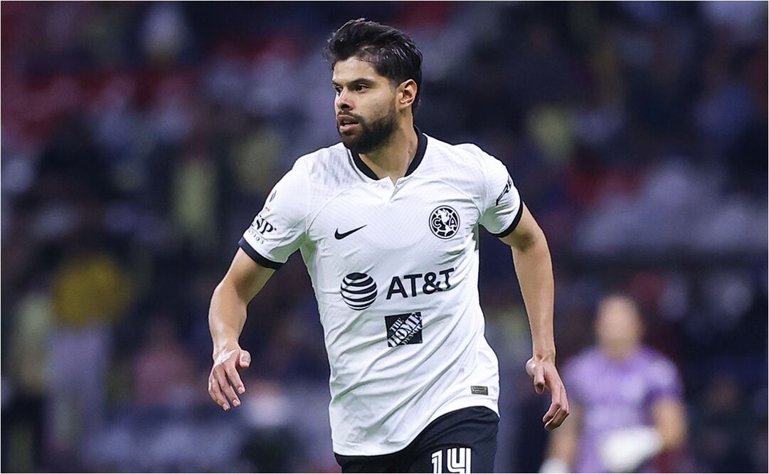 Néstor Araujo en un duelo con las Águilas del América