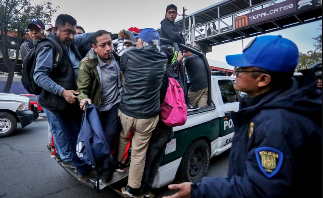 Caos en Calzada Ignacio Zaragoza debido a que no hay servicio de Metro de Santa Martha a Canal de San Juan, el 25 de julio de 2025. Foto: Luis Camacho/EL UNIVERSAL