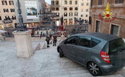 Hombre de 80 años conduce automóvil de lujo por escalinata de Roma; queda atascado a la mitad