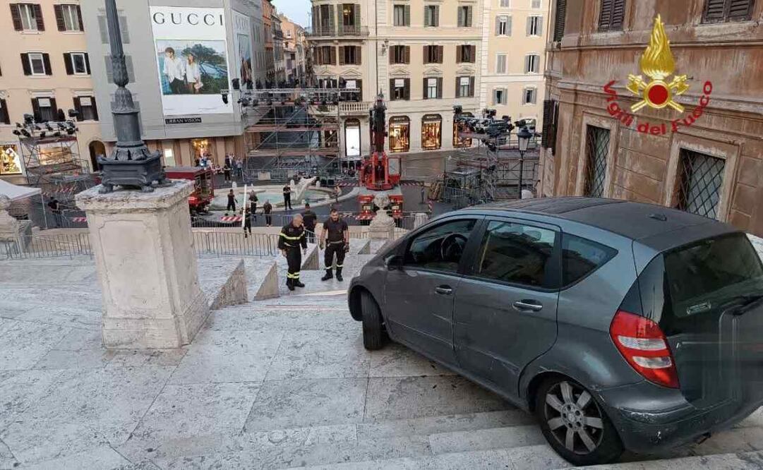 Un coche que conducía un hombre de 81 años recorrió esta madrugada un largo tramo de la monumental escalinata de la Plaza de España en Roma hasta detenerse y finalmente tuvieron que acudir los bomberos para poder sacar el vehículo con una grúa. Se desconocen los motivos por los que el conductor, que fue detenido, acabó bajando por la famosa escalinata, uno de los monumentos más turísticos de la capital italiana, aunque el anciano dio negativo en la prueba de alcoholemia, informaron este martes los bomberos. Foto: EFE