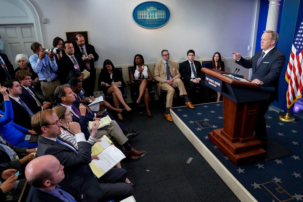 El secretario de Prensa de la Casa Blanca, Sean Spicer (d), durante una conferencia en el Salón de Prensa de La Casa Blanca. Foto: EFE