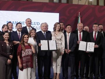 AMLO firma acuerdo con 23 gobernadores para garantizar servicios médicos y medicamentos gratuitos