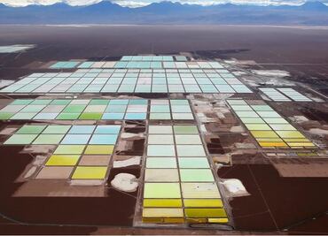 Los impactantes paisajes que las baterías de tus teléfonos están creando en Sudamérica