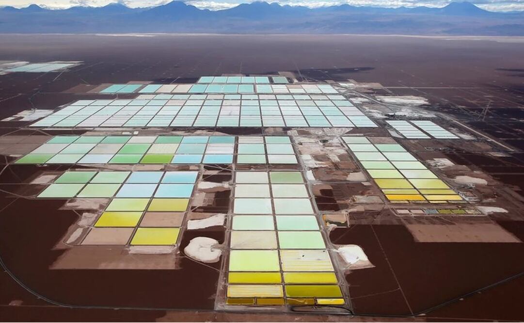 Los impactantes paisajes que las baterías de tus teléfonos están creando en Sudamérica