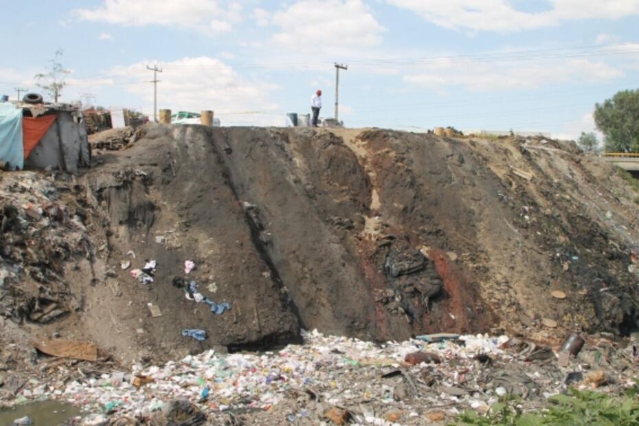 Clausuran Ecatepec y Profepa depósito ilegal de desechos peligrosos