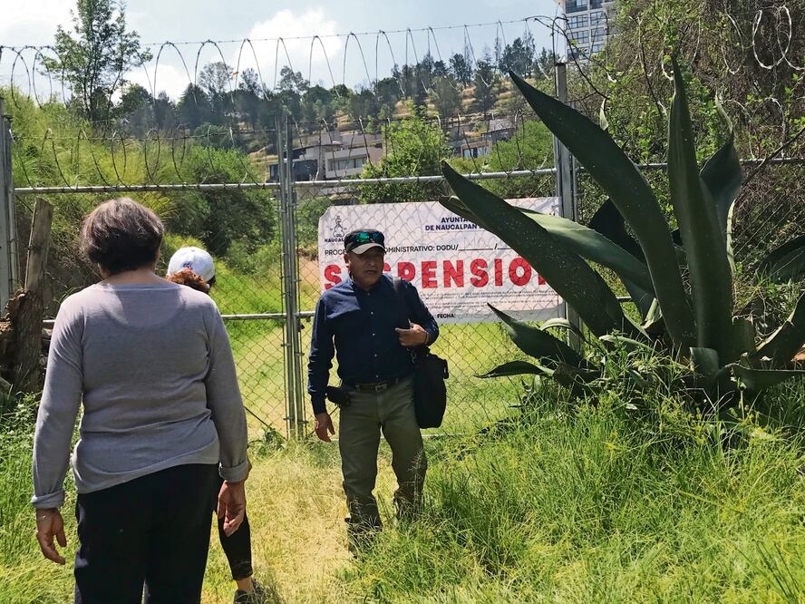 Una empresa instaló una reja en el paso a las vías; autoridades colocaron sellos de suspensión al no acreditar la propiedad del terreno. Foto: Rebeca Jiménez / El Universal