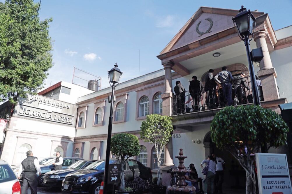 La sala tres de la funeraria donde están los restos de Marcelino Perelló estuvo a su máxima capacidad con personas que fueron a despedir al catedrático (IVÁN STEPHENS. EL UNIVERSAL)