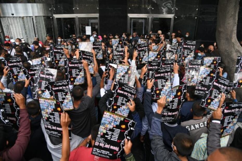 Padres de los 43 normalistas desaparecidos de Ayotzinapa se manifiestan en la FGR