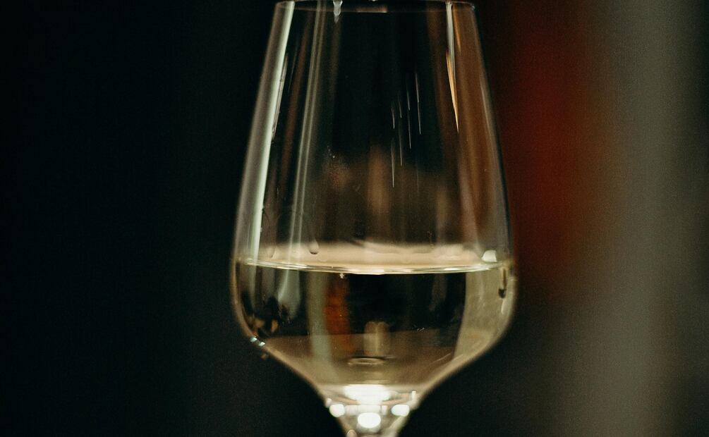 Vinos blancos y cocina de mar. Foto: Pexels