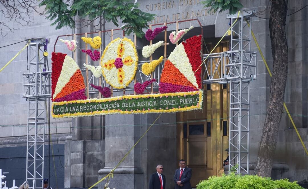 Adorno floral en la fachada de la Suprema Corte de Justicia de la Nación. Foto: Luis Camacho / EL UNIVERSAL