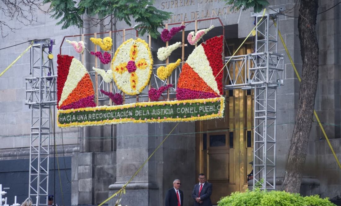 Adorno floral en la fachada de la Suprema Corte de Justicia de la Nación. Foto: Luis Camacho / EL UNIVERSAL