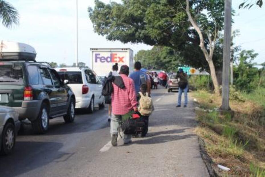 Trabajadores mantienen bloqueo en carretera Villahermosa-Macuspana 