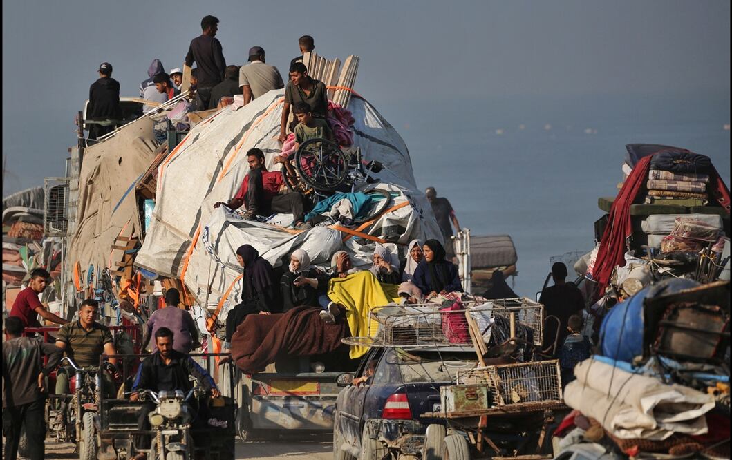 Palestinos huyen con algo de sus pertenencias hacia el sur por una carretera en la zona del campo de refugiados de Nuseirat, en el centro de la Franja de Gaza, tras las órdenes de evacuación israelíes y los continuos bombardeos, el 18 de septiembre de 2025. Foto: AFP