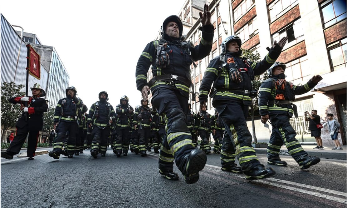 Desfile de bomberos en la Ciudad de México. Foto: Gabriel Pano/EL UNIVERSAL