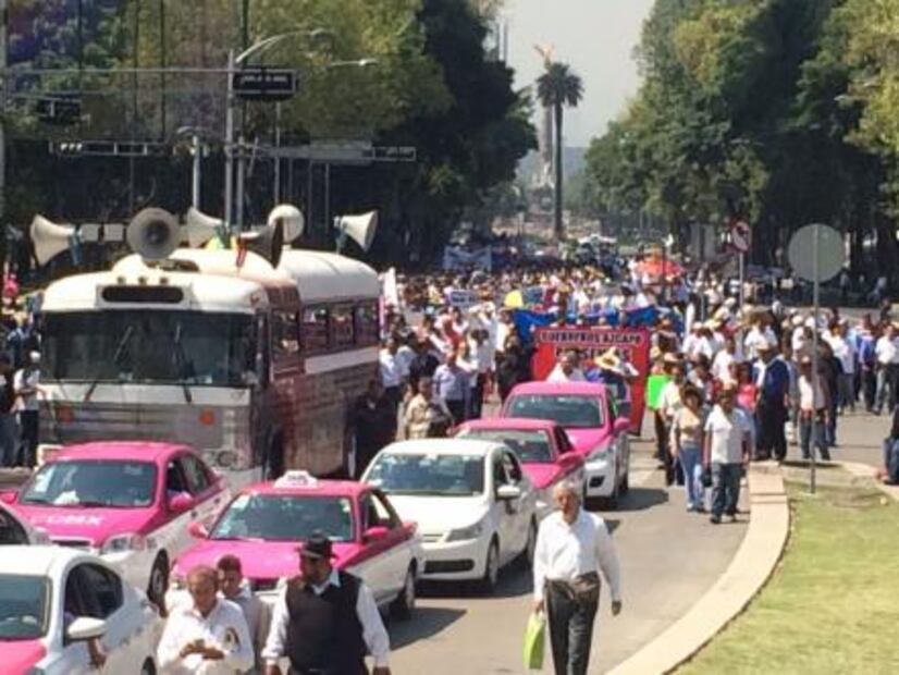Taxistas se movilizan hacia Gobernación contra Uber