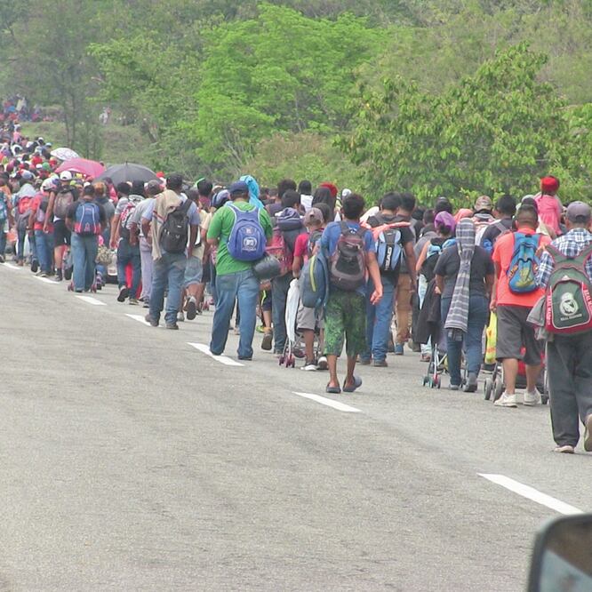 Migrantes de Centroamérica y El Caribe continuaron con su travesía luego de descansar en el poblado de Huehuetán, tras caminar casi 11 horas. MARÍA DE JESÚS PETERS. EL UNIVERSAL