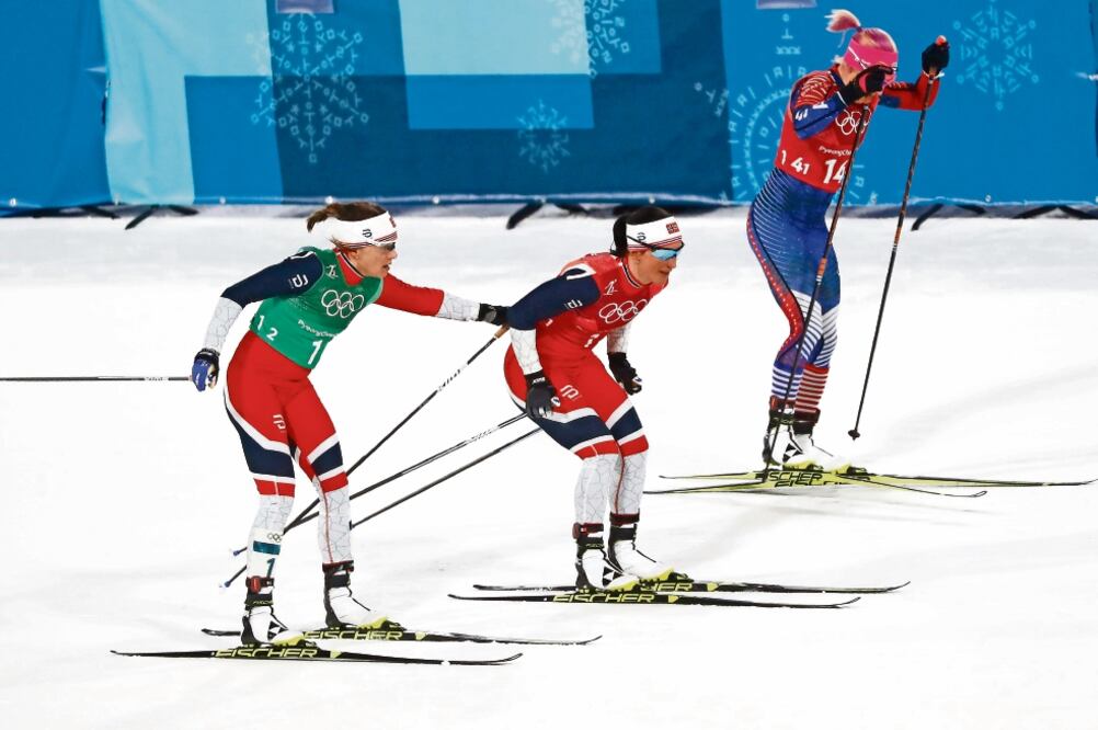 Marit (centro) ganó bronce en el sprint por equipos, con Maiken C. Falla. (KAI PFAFFENBACH. REUTERS)